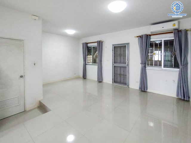 ทาวน์เฮ้าส์มือสอง โครงการ แกรนด์พลีโน่ รัตนาธิเบศร์ บนเนื้อที่ 18.6 ตร.ว. ฟังก์ชัน 3 ห้องนอน 2 ห้องน้ำ 1 ที่จอดรถ ทำเลดี เชื่อมต่อถนนติวานนท์ ถนนรัตนาธิเบศร์ ถนนนครอินทร์ ถนนราชพฤกษ์ ใกล้รถไฟฟ้าสายสีม่วง "สถานีบางพลู" และทางด่วน "ศรีรัช"